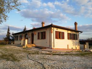 uma casa que está a ser construída num quintal em Masseria Le Querciole em Fauglia