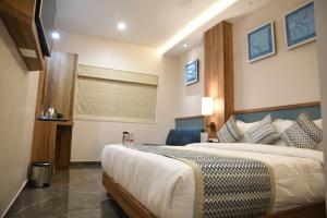 Cama o camas de una habitación en HOTEL HIRISA Unit Of Hotel Fortune Palace