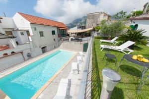 The swimming pool at or close to Lo Smeraldo Private Pool Villa Ravello by ElodeaGroup