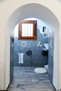 baño con pared de piedra y lavabo en MEA HOUSE AND ROOM 2019, en Bari