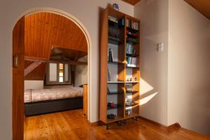 Zimmer mit einem Bett und einem Bücherregal in der Unterkunft Home in Lisbon Duplex in Lissabon