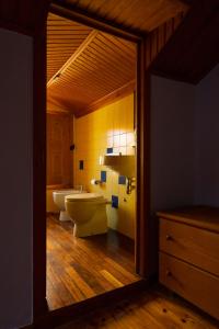 ein Badezimmer mit 2 WCs, einem Waschbecken und einem Spiegel in der Unterkunft Home in Lisbon Duplex in Lissabon