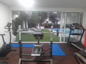 Фитнес-центр и/или тренажеры в Corina Suites & Apartments