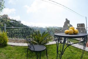 A garden outside Lo Smeraldo Private Pool Villa Ravello by ElodeaGroup