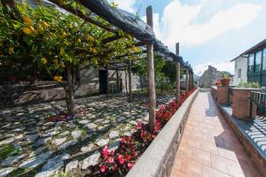 A garden outside Lo Smeraldo Private Pool Villa Ravello by ElodeaGroup