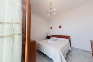 A bed or beds in a room at Lo Smeraldo Private Pool Villa Ravello by ElodeaGroup