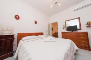A bed or beds in a room at Lo Smeraldo Private Pool Villa Ravello by ElodeaGroup