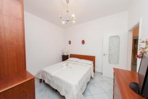 A bed or beds in a room at Lo Smeraldo Private Pool Villa Ravello by ElodeaGroup