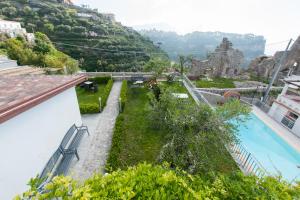 Výhled na bazén z ubytování Lo Smeraldo Luxury Home Ravello by ElodeaGroup nebo okolí