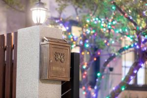 馬公市的住宿－期遇度假會館，柱子上的灯,有圣诞灯