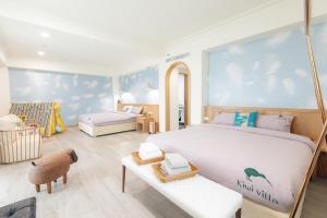 馬公市的住宿－期遇度假會館，卧室配有一张白色的大床和一张沙发。
