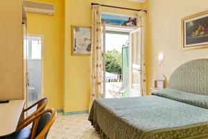 Una cama o camas en una habitación de Hotel Carmencita