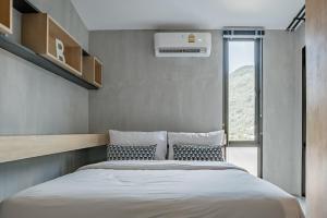 Ein Bett oder Betten in einem Zimmer der Unterkunft Woodpecker Villa - Kamala Beach