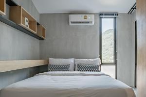 Postel nebo postele na pokoji v ubytování Woodpecker Villa - Kamala Beach