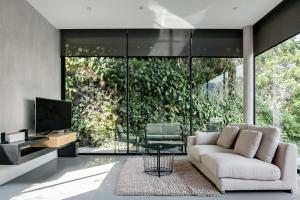 TV a/nebo společenská místnost v ubytování Woodpecker Villa - Kamala Beach