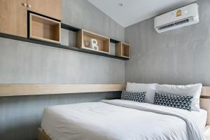 Postel nebo postele na pokoji v ubytování Woodpecker Villa - Kamala Beach