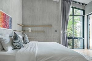 Postel nebo postele na pokoji v ubytování Woodpecker Villa - Kamala Beach