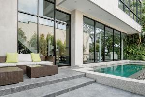 Bazén v ubytování Woodpecker Villa - Kamala Beach nebo v jeho okolí