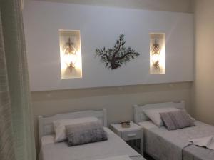Posteľ alebo postele v izbe v ubytovaní Maria Suites