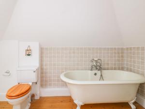 ペンザンスにあるBadgers Loftのバスルーム(白いバスタブ、トイレ付) +5枚の写真
