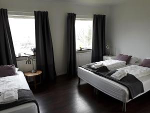 מיטה או מיטות בחדר ב-Guesthouse Geldingaholt