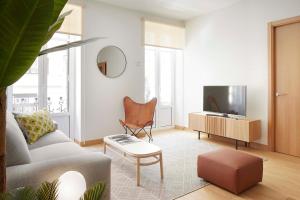 een woonkamer met een bank en een tv bij Haizea by FeelFree Rentals in San Sebastian