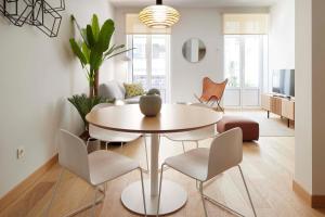 een woonkamer met een tafel en stoelen bij Haizea by FeelFree Rentals in San Sebastian