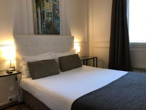 Postel nebo postele na pokoji v ubytování Hotel Dauphin