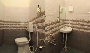 Itsy Hotels Riyas Grand的一间浴室