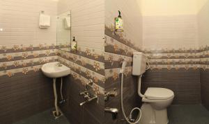 Itsy Hotels Riyas Grand的一间浴室