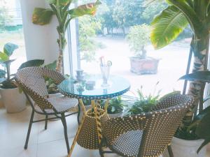 una mesa de cristal y sillas en un patio en Hai Dang Hotel, en Cửa Lô