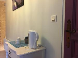 Příslušenství pro přípravu čaje a kávy v ubytování Chambres D'Hôtes Les Boudines