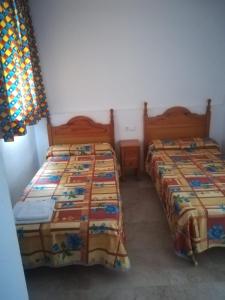 ベニドルムにあるComplejo VACANZA-TURISの3人部屋のベッド2台