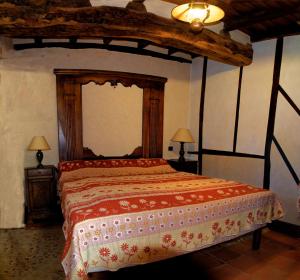 Clohars-CarnoëtにあるYourte Roulotte et Gite de la Laïtaのベッドルーム1室(大型ベッド1台付)