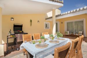 Restoran atau tempat makan lain di Villa Olympus. Piscina Privada. La Manga Club