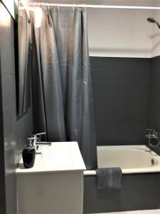 Kylpyhuone majoituspaikassa Caparica Sol