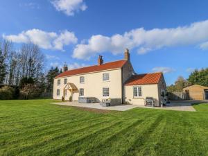 una gran casa blanca con un gran patio en Tuft House, en York