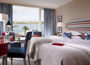Giường trong phòng chung tại Trident Hotel Kinsale