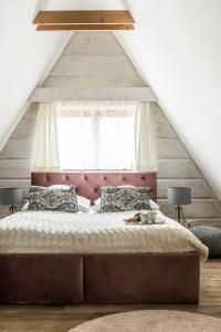 een slaapkamer met een groot bed op zolder bij Willa Olga in Zakopane