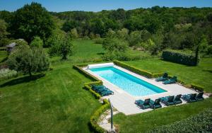 una vista aérea de una piscina en un patio en Domaine des Ormeaux, en Ajat