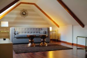 A seating area at Inicia Casas Reales