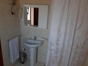 Bilik mandi di Aparthotel Ponta Preta +26 gambar