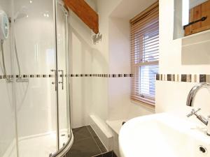 Ein Badezimmer in der Unterkunft Cae'r Dyni Caer Dyni