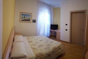 アーヴィオにあるPiccolo Fioreのベッドルーム1室(ベッド1台、デスク、コンピュータ付)