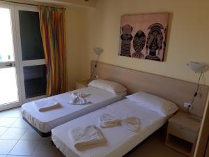 En eller flere senger på et rom på Aparthotel Ponta Preta