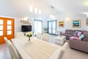 - un salon avec une table et un canapé dans l'établissement Penthouse Leon, à Dubrovnik