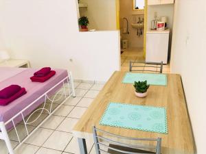 Pokój ze stołem i krzesłami oraz kuchnią w obiekcie Korona beach apartments IIIΙ w Retimnie