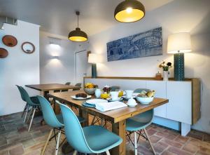 a dining room with a wooden table and chairs at Alte Tradition Guest House in Alte