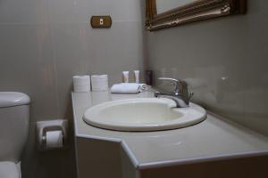 y baño con lavabo y aseo. en Gondola Hotel & Suites, en Amán