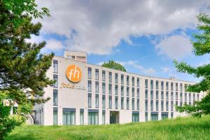 ein Gebäude mit einem k-Schild an der Seite in der Unterkunft Focus Hotel Premium Lublin in Lublin